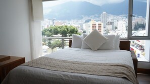Familienstudio, 1 Queen-Bett und Schlafsofa | Zimmersafe, Schreibtisch, schallisolierte Zimmer, kostenloses WLAN