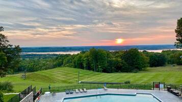 Piscine couverte, piscine extérieure