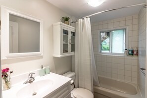 Combined shower/bathtub, hair dryer, towels, soap - Quiet, fully equipped, dreamy beds!
Perfect for workers or long term guests! (Halifax)
