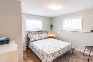 2 bedrooms, iron/ironing board, travel cot, free WiFi - Quiet, fully equipped, dreamy beds!
Perfect for workers or long term guests! (Halifax)