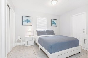 1 室のベッドルーム、デスク、アイロン / アイロン台、旅行用ベビーベッド