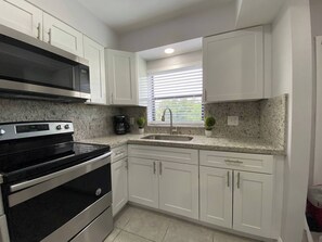 冷蔵庫、電子レンジ、オーブン、コンロ