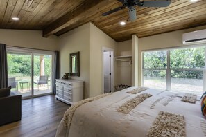 4 bedrooms, WiFi - Private Riverfront, HOT TUB, Game room & 4 Patios overlooking the Guadalupe! (Hunt)