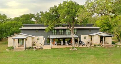 Private Riverfront, HOT TUB, Game room & 4 Patios overlooking the Guadalupe!