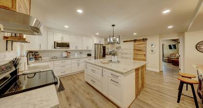 Private Riverfront, HOT TUB, Game room & 4 Patios overlooking the Guadalupe!