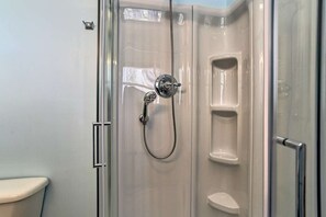 Duschwanne, kostenlose Toilettenartikel, Haartrockner, Handtücher