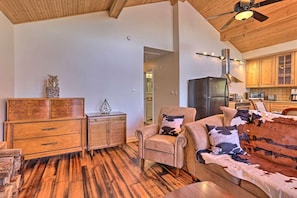 Smart TV, chimenea, libros