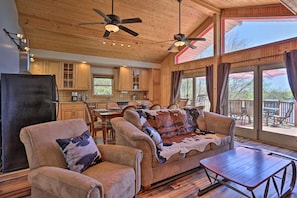 Smart TV, chimenea, libros