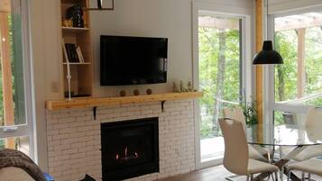 Télévision, cheminée