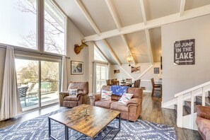 TV, books - Dock, Boat Slip & View: Lakefront Tan-Tar-A Home! (Osage Beach)