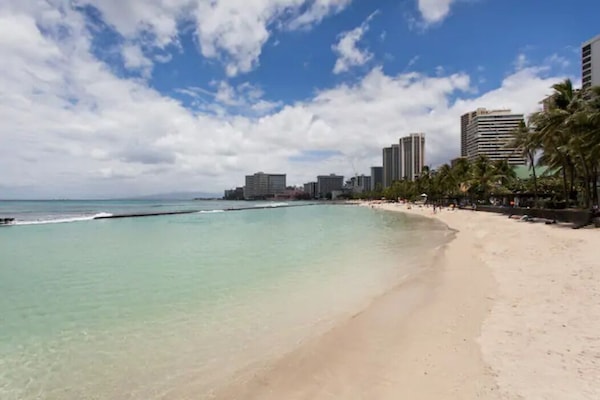 Ubicación cercana a la playa y toallas de playa