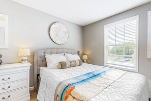 3 bedrooms, iron/ironing board, free internet, bed sheets - Fun, Contemporary Townhouse w/ Free WiFi, Washer/Dryer, & Full Kitchen (Ocean City)