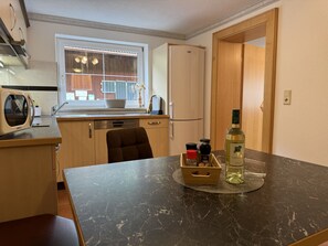 Kühlschrank, Mikrowelle, Ofen, Geschirrspüler