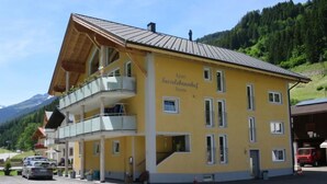 A yellow building with balconies and a sign reading "Sesselliberhof Suurna". - Sesselebenerhof by Interhome (See)