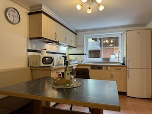 Kühlschrank, Mikrowelle, Ofen, Geschirrspüler