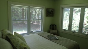 2 bedrooms, iron/ironing board, free WiFi, bed sheets - Waterfront Cottage on Scenic Sportsman Pond (Fitzwilliam)