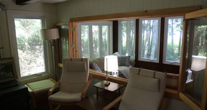 Waterfront Cottage on Scenic Sportsman Pond