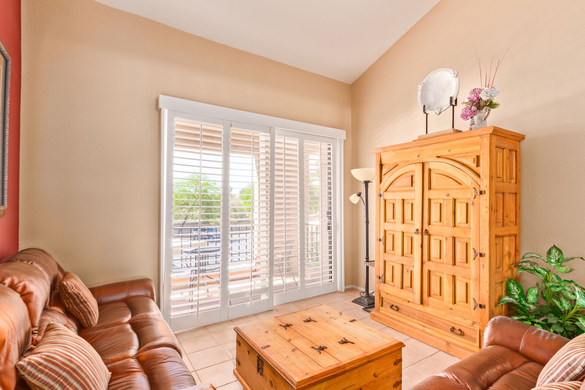 Smart TV, DVD player, table tennis, stereo