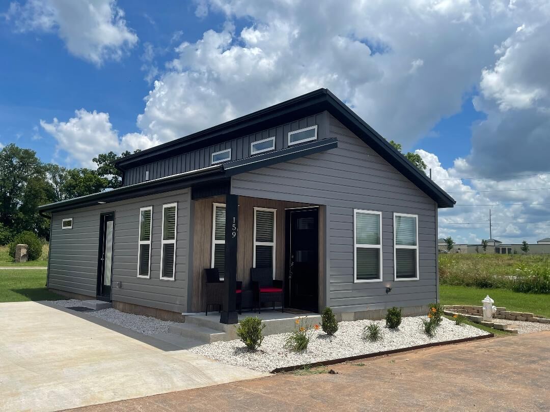 Tiny Home near MTB Trails, Wal-Mart HQ, Sleeps 6