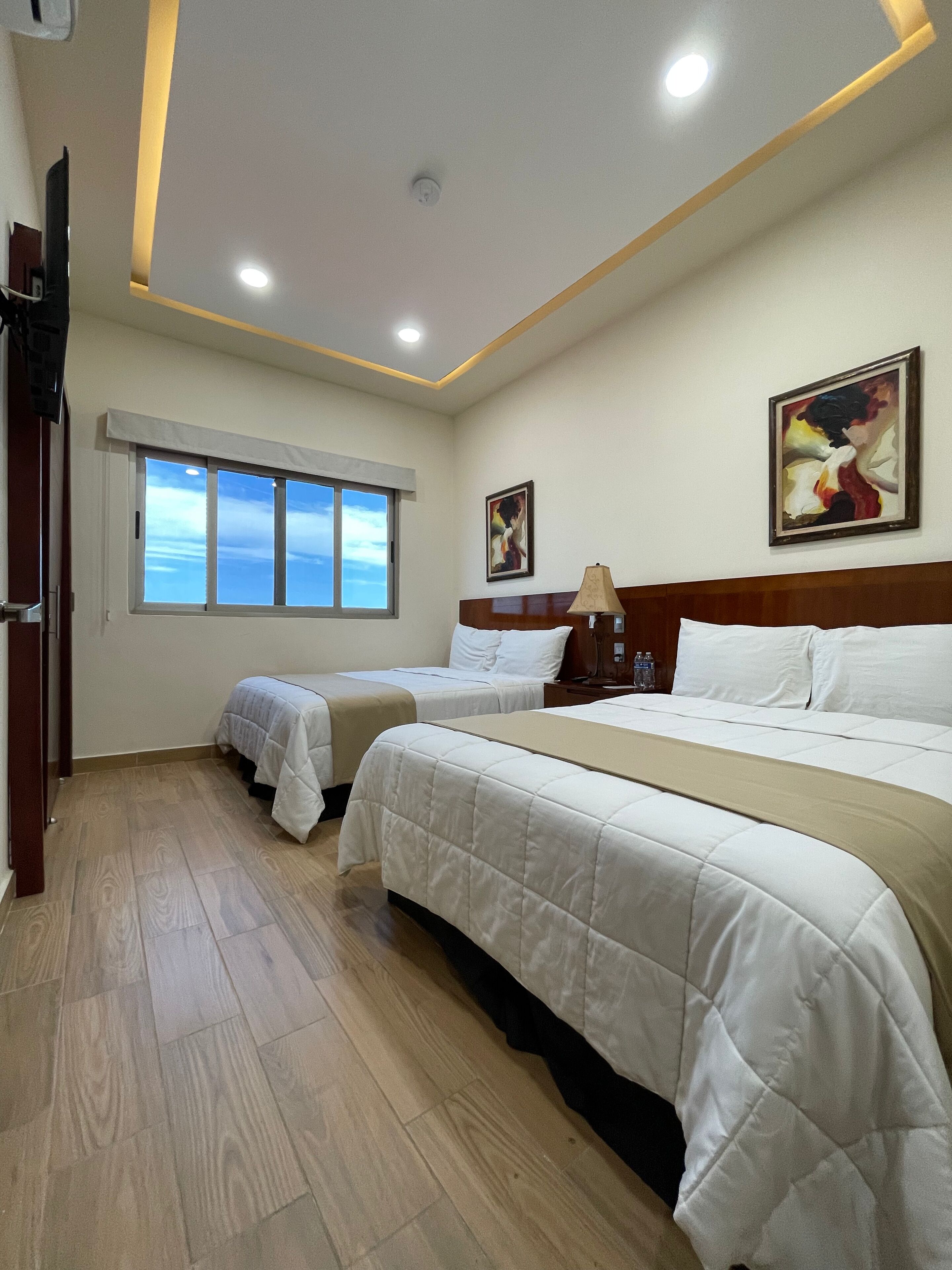 Suite estándar | Ropa de cama de alta calidad, edredón, escritorio y cortinas blackout 