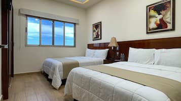 Suite estándar | Ropa de cama de alta calidad, edredón, escritorio y cortinas blackout