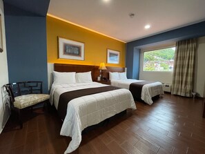Habitación estándar doble, 2 camas de matrimonio | Ropa de cama de alta calidad, edredones de plumas, escritorio
