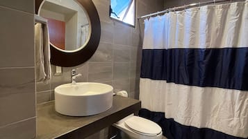 Ducha, artículos de tocador gratuitos, secador de pelo, jabón