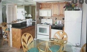 Réfrigérateur, four à micro-ondes, un four, surface de cuisson