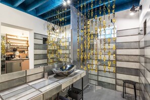 Casa | Baño | Regadera, tina profunda, secadora de cabello, toallas 