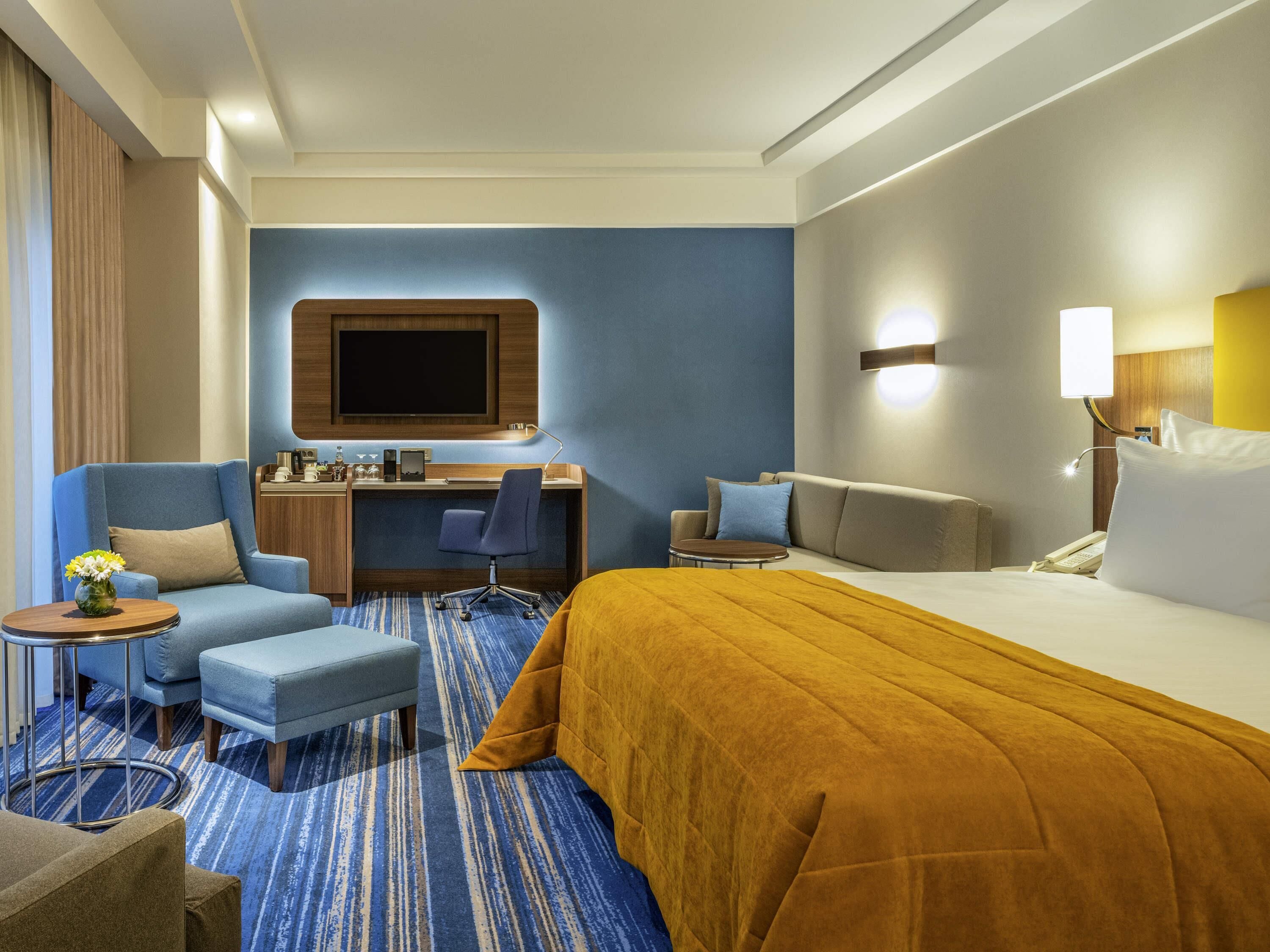 Desk, soundproofing, free WiFi, bed sheets