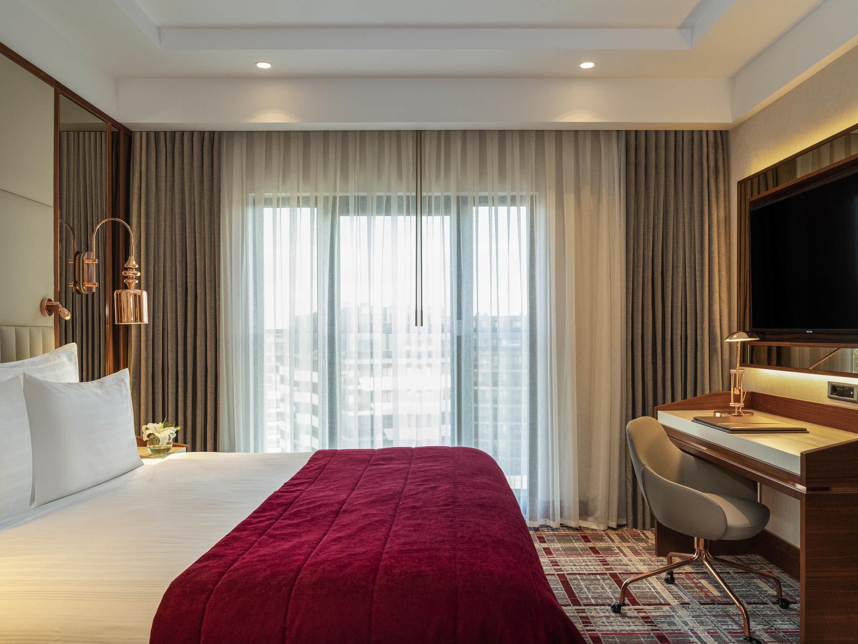 Desk, soundproofing, free WiFi, bed sheets