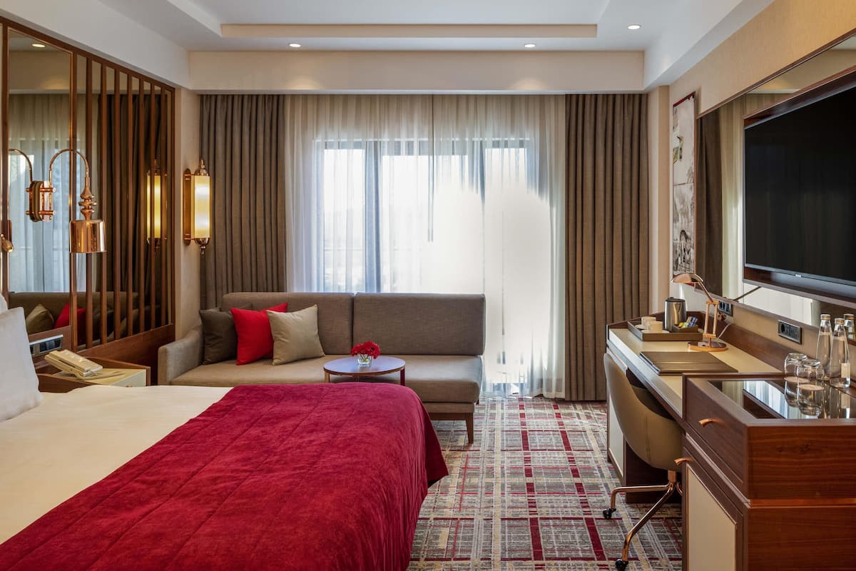 Quarto superior, 1 cama King | 1 quarto, escrivaninha, quartos à prova de som, Wi-Fi de cortesia