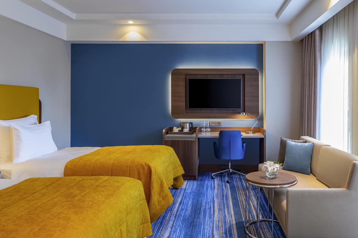 Desk, soundproofing, free WiFi, bed sheets