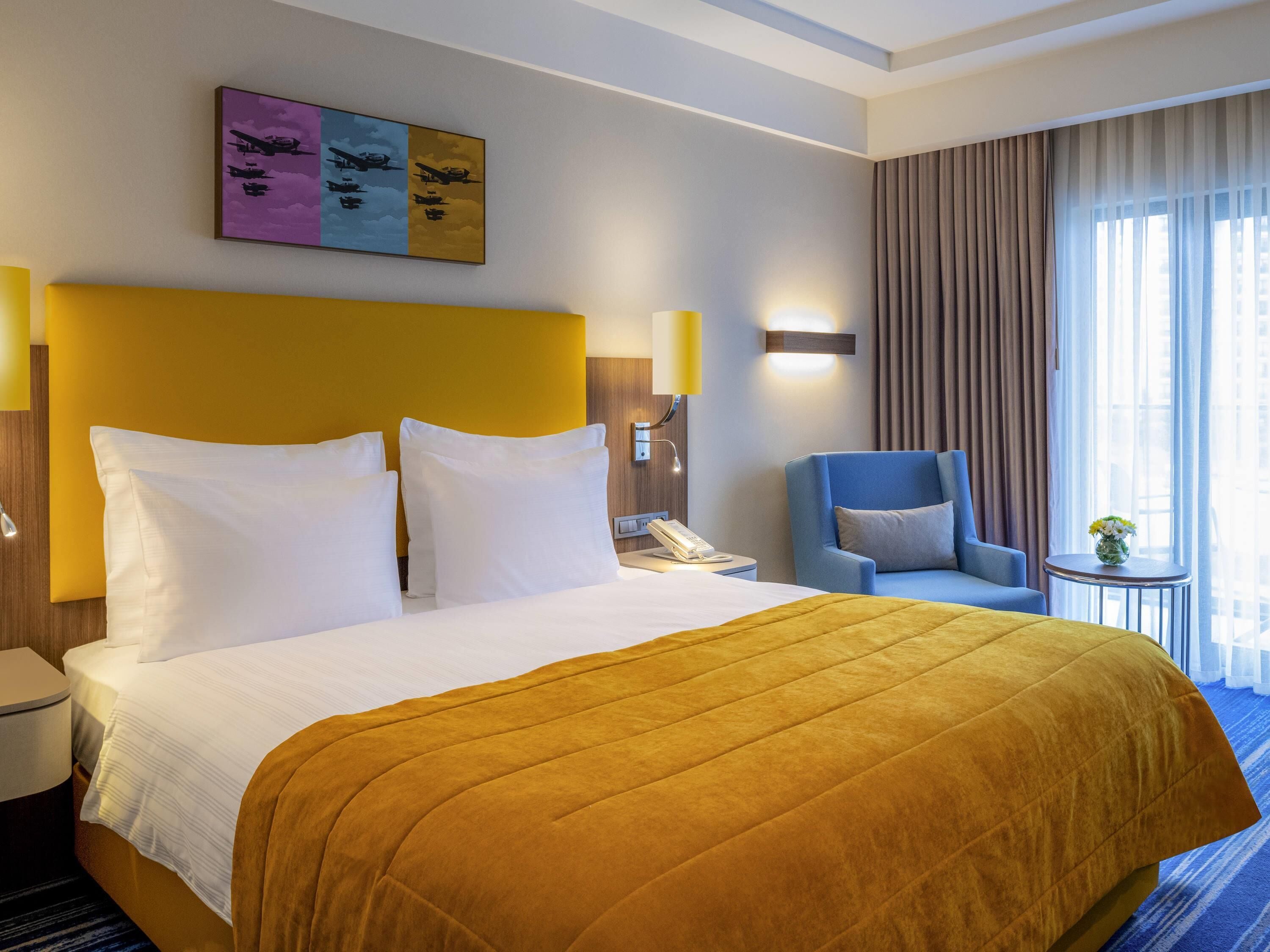 Desk, soundproofing, free WiFi, bed sheets