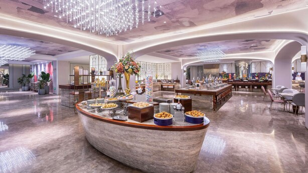 A spacious hotel lobby with a central reception desk, a large chandelier, and a buffet area. - Mercure Shijiazhuang People Square (Shijiazhuang)