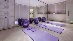 A fitness room with exercise balls, mats, and a mirror. - Mercure Shijiazhuang People Square (Shijiazhuang)