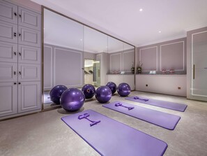 A fitness room with exercise balls, mats, and a mirror. - Mercure Shijiazhuang People Square (Shijiazhuang)
