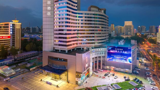 A multi-story hotel with a modern design, featuring a curved facade and multiple balconies. - Mercure Shijiazhuang People Square (Shijiazhuang)