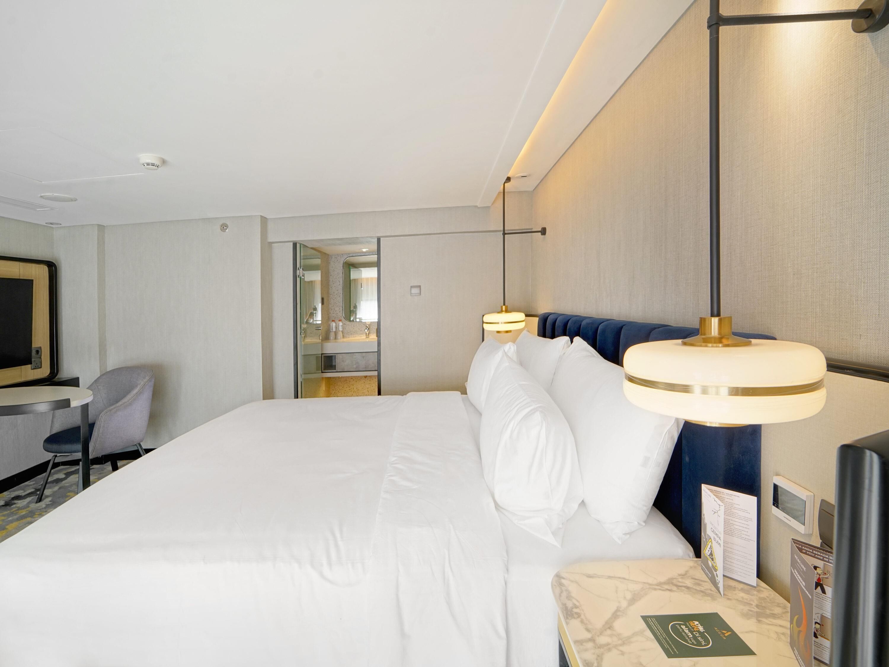 Executive Suite, 1 Queen Bed with Sofa bed | Premium bedding, minibar, in-room safe, desk