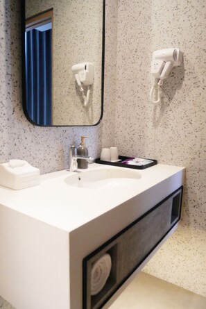 Ducha, artículos de tocador ecológicos, secador de pelo, pantuflas