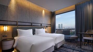 Seprai premium, minibar, brankas, dan meja kerja