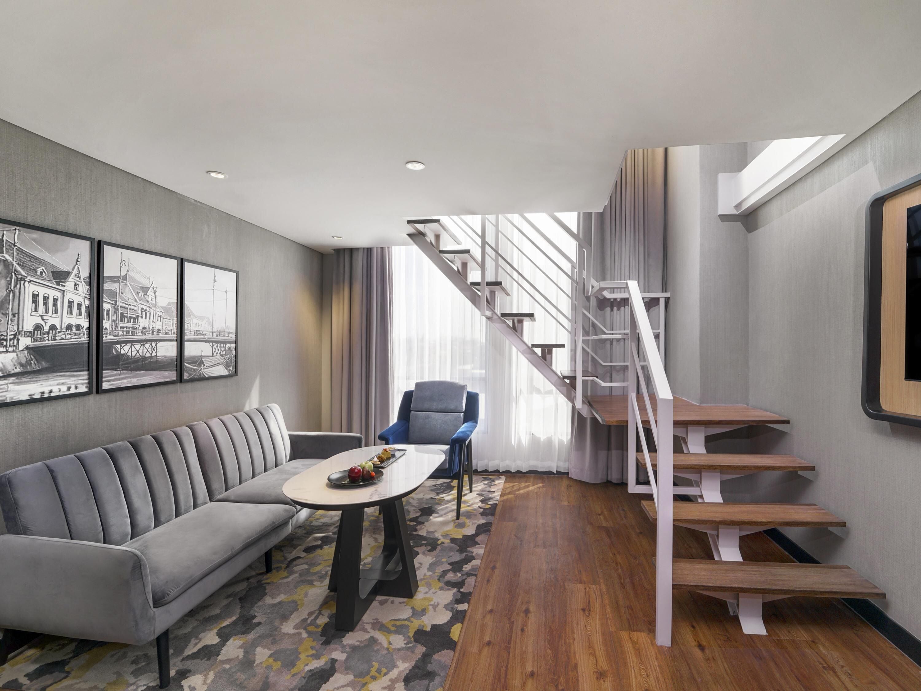 Executive Suite, 1 Queen Bed with Sofa bed | Premium bedding, minibar, in-room safe, desk