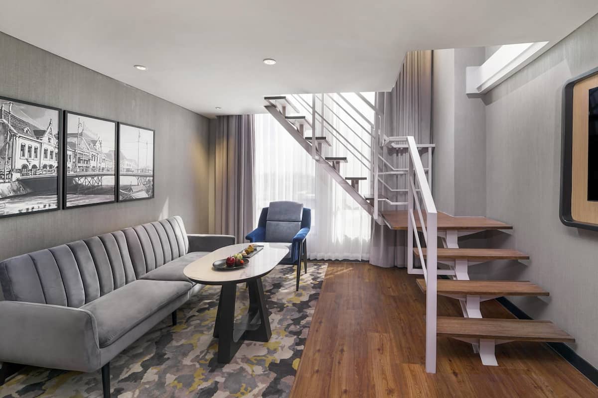 Svit Executive - 1 queensize-säng med bäddsoffa | Sängtillbehör av högsta kvalitet och minibar