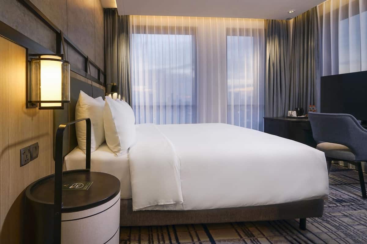 Roupas de cama premium, frigobar, cofres nos quartos, escrivaninha