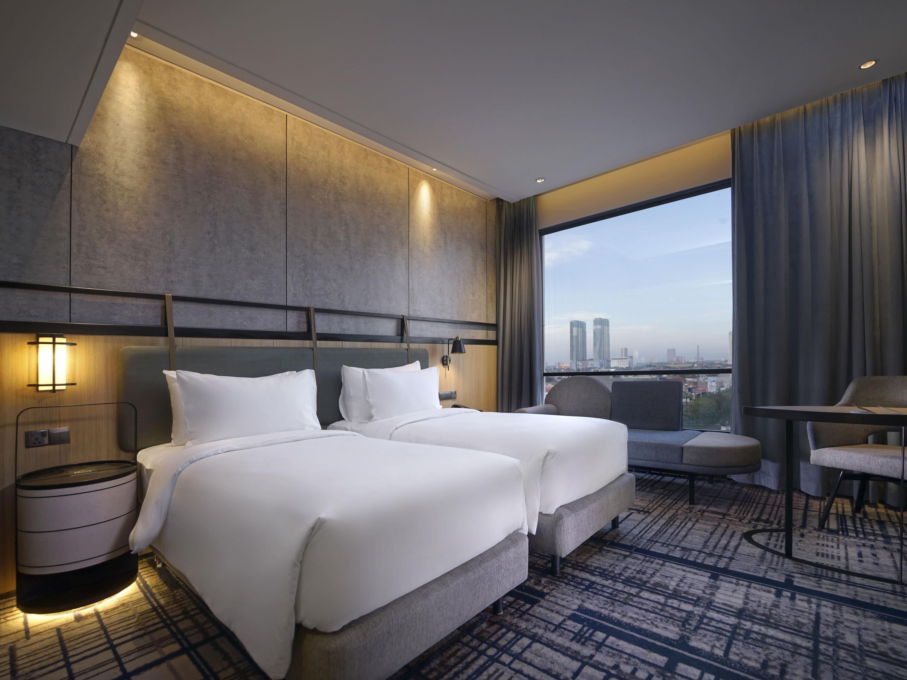 Deluxe Twin Room, City View | 高档床上用品、迷你吧、客房内保险箱、办公桌