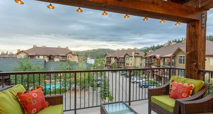 Luxury Condo with Hot Tub, Pool, & Private Patio in the Heart of Winter Park!