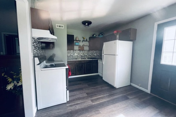 Frigorífico, microondas, horno y placa de cocina