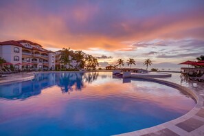 Outdoor pool - 1Bedroom BEACHFRONT WALKOUT (San Pedro, Ambergris Caye)