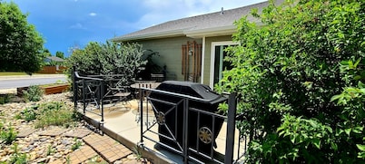 Townhouse in a quiet culdesac, easy access to all Black Hills area attractions.
