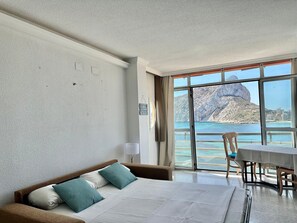 Een strijkplank/strijkijzer, beddengoed